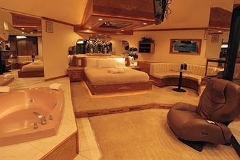Sybaris Pool Suites Mequon Brown Deer Dış mekan fotoğraf
